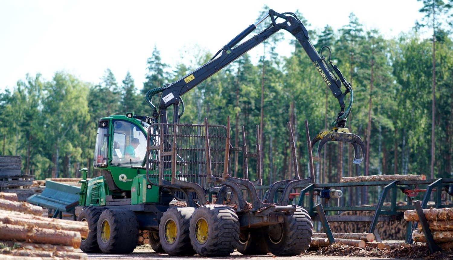 Traktors krauj kokus