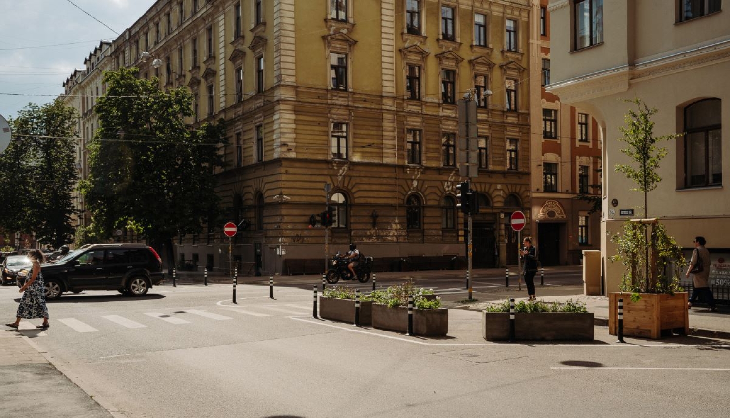 Ielas krustojums ar puķu kastēm