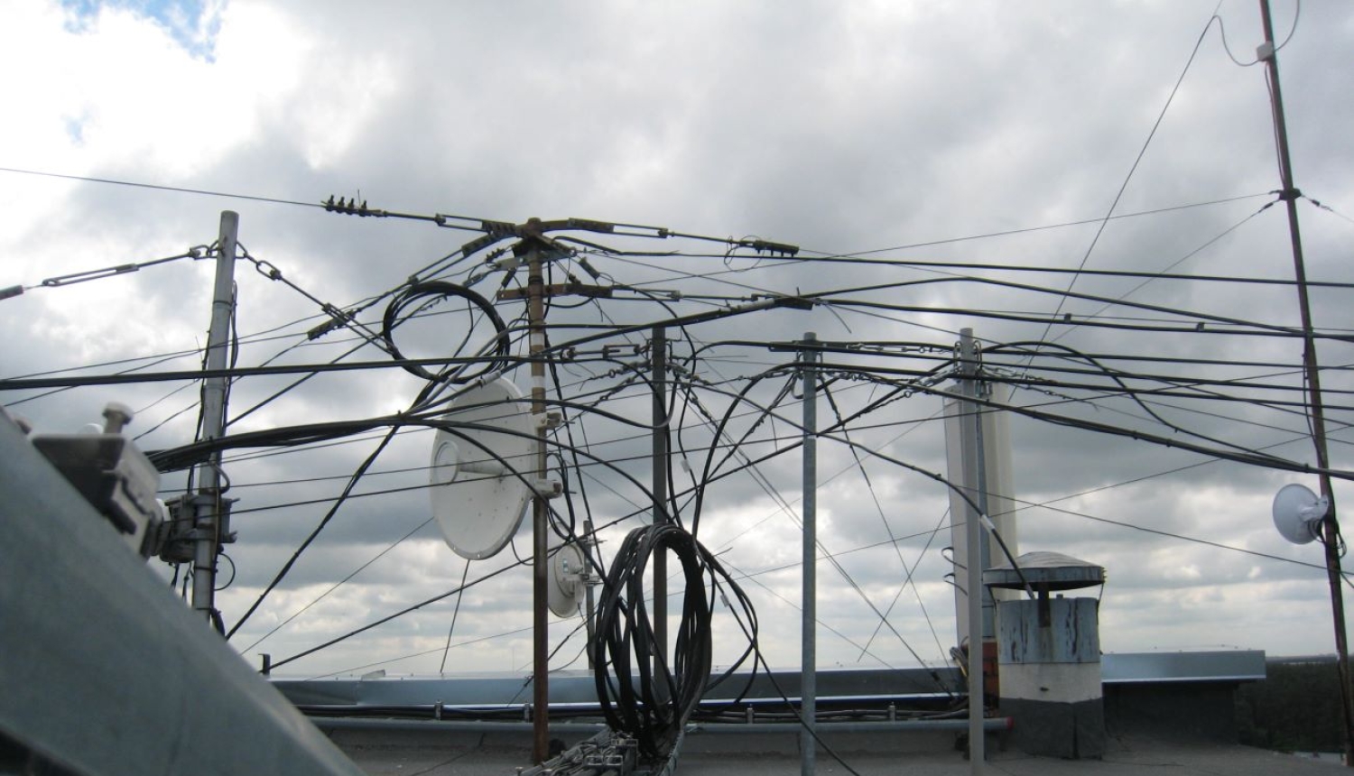 Uz mājas jumta sakaru vadi