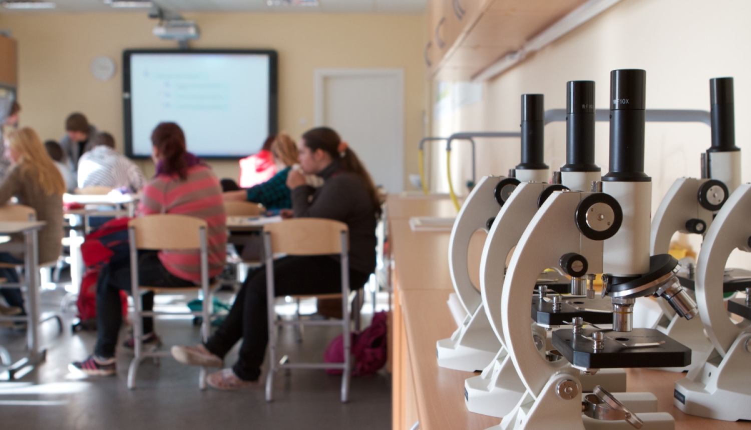 Skolēni mācās klasē