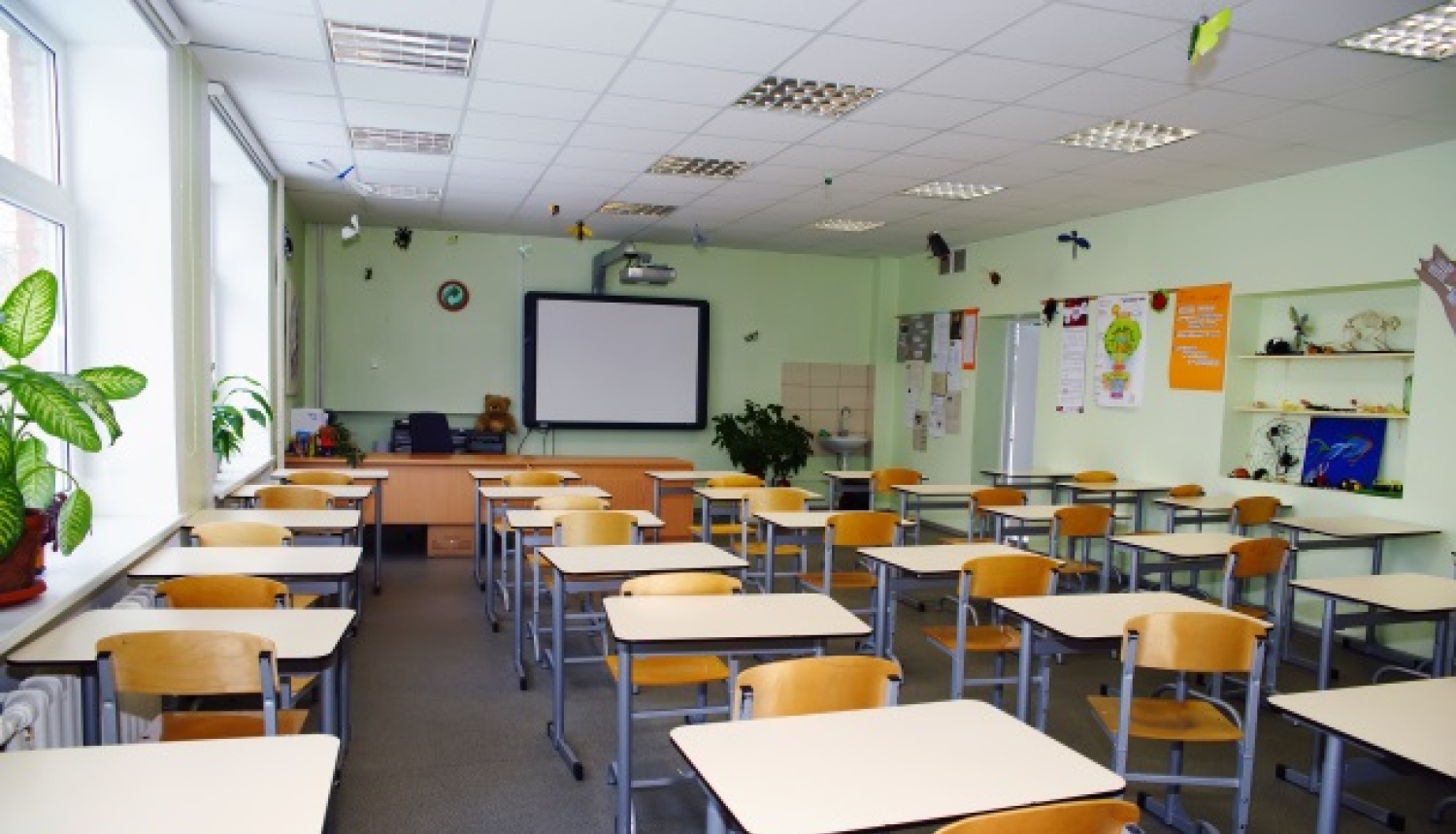 Skolas klase ar galdiem un krēsliem