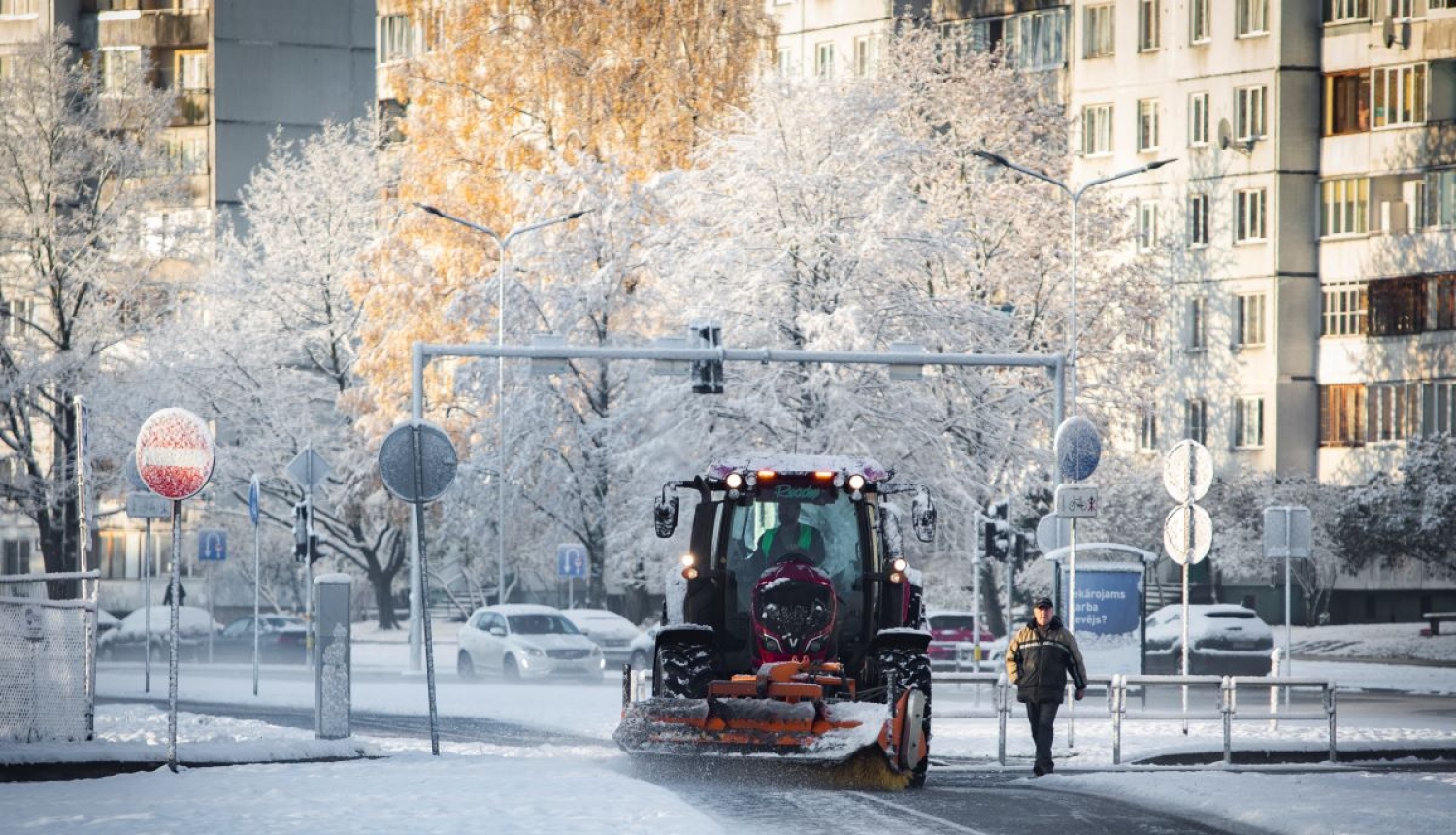 Traktors tīra sniegu