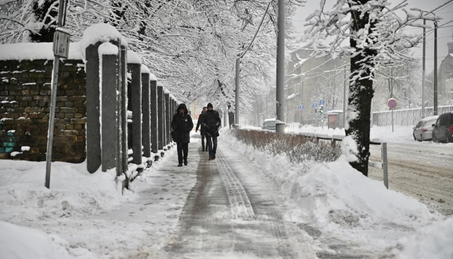 Cilvēki iet pa ielu ziemā