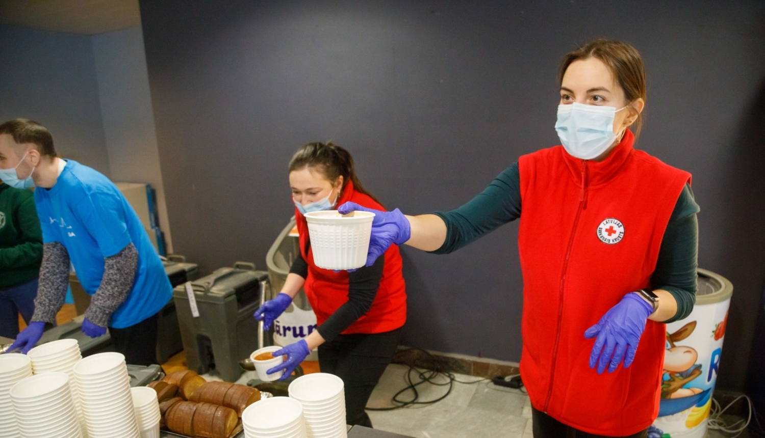 Silta ēdiena izdale