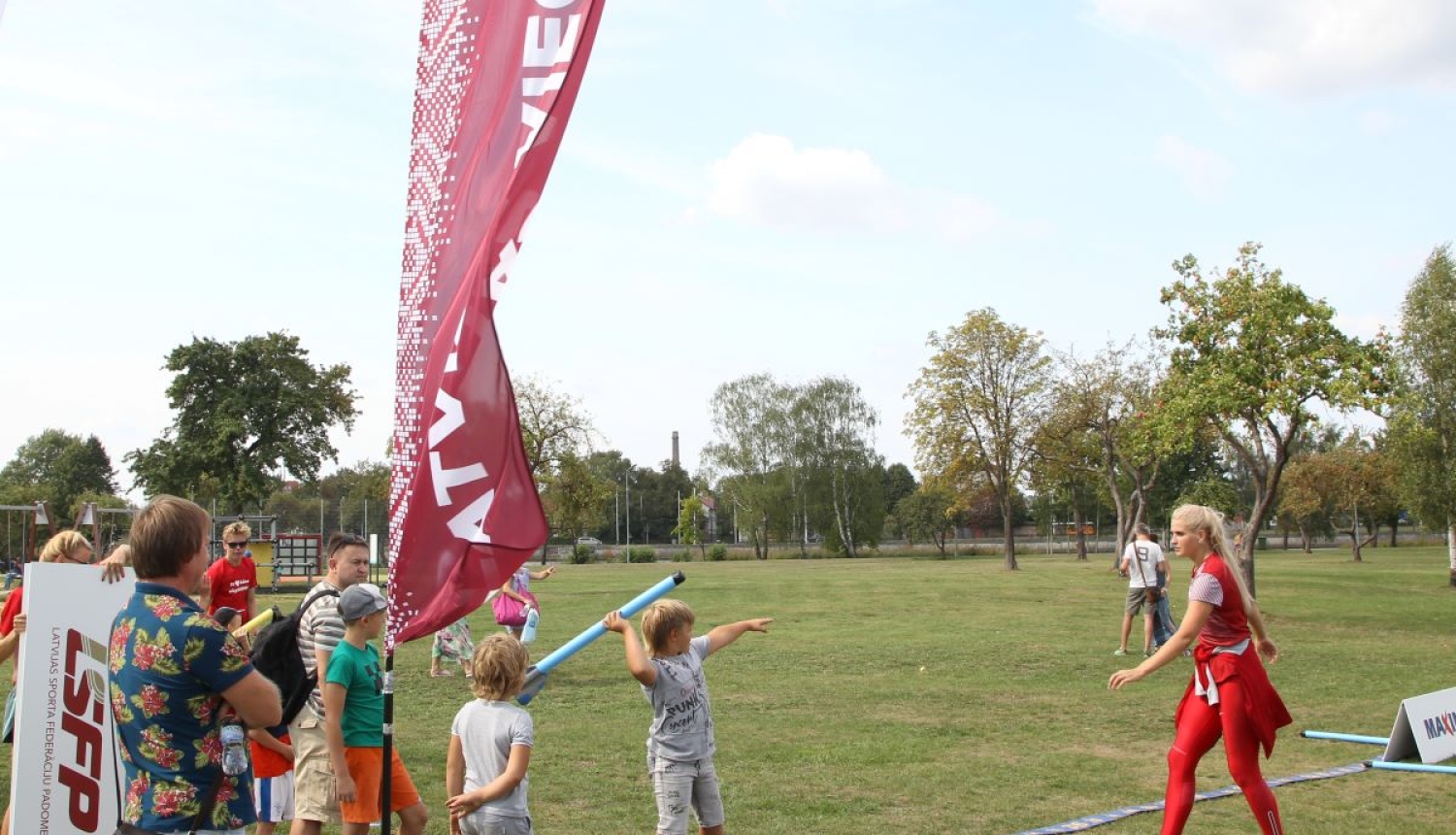 Bērni piedalās stafetē