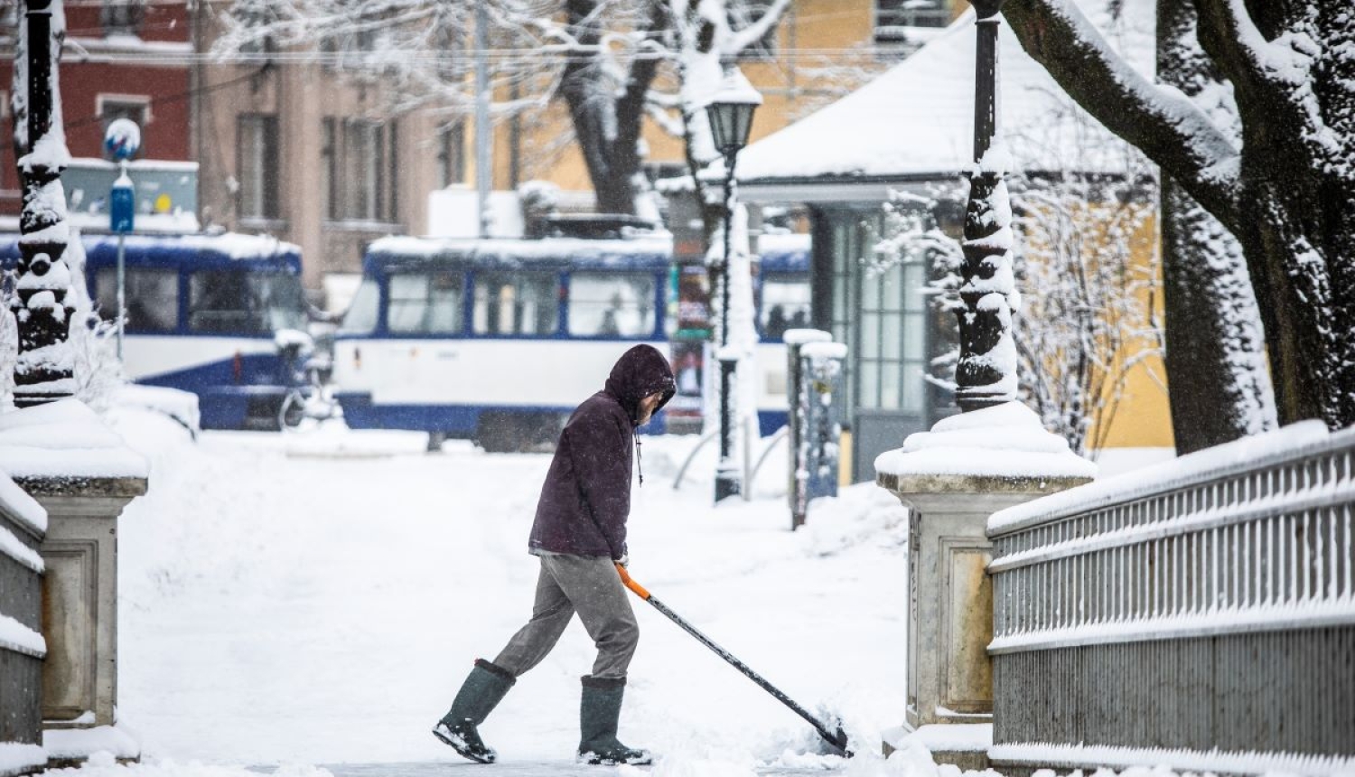 Cilvēks tīra sniegu