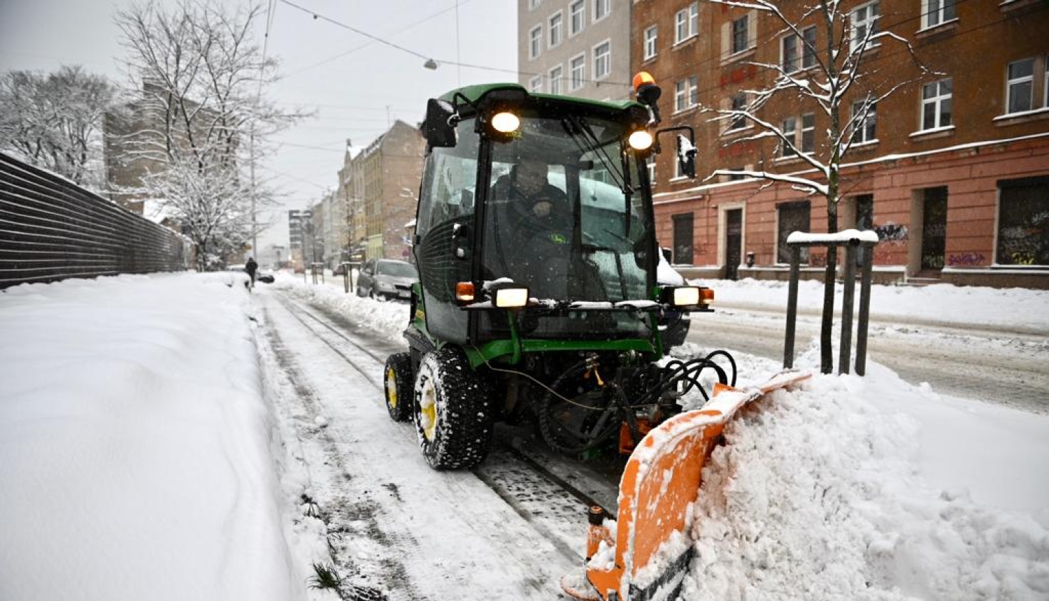 Traktors tīra sniegu