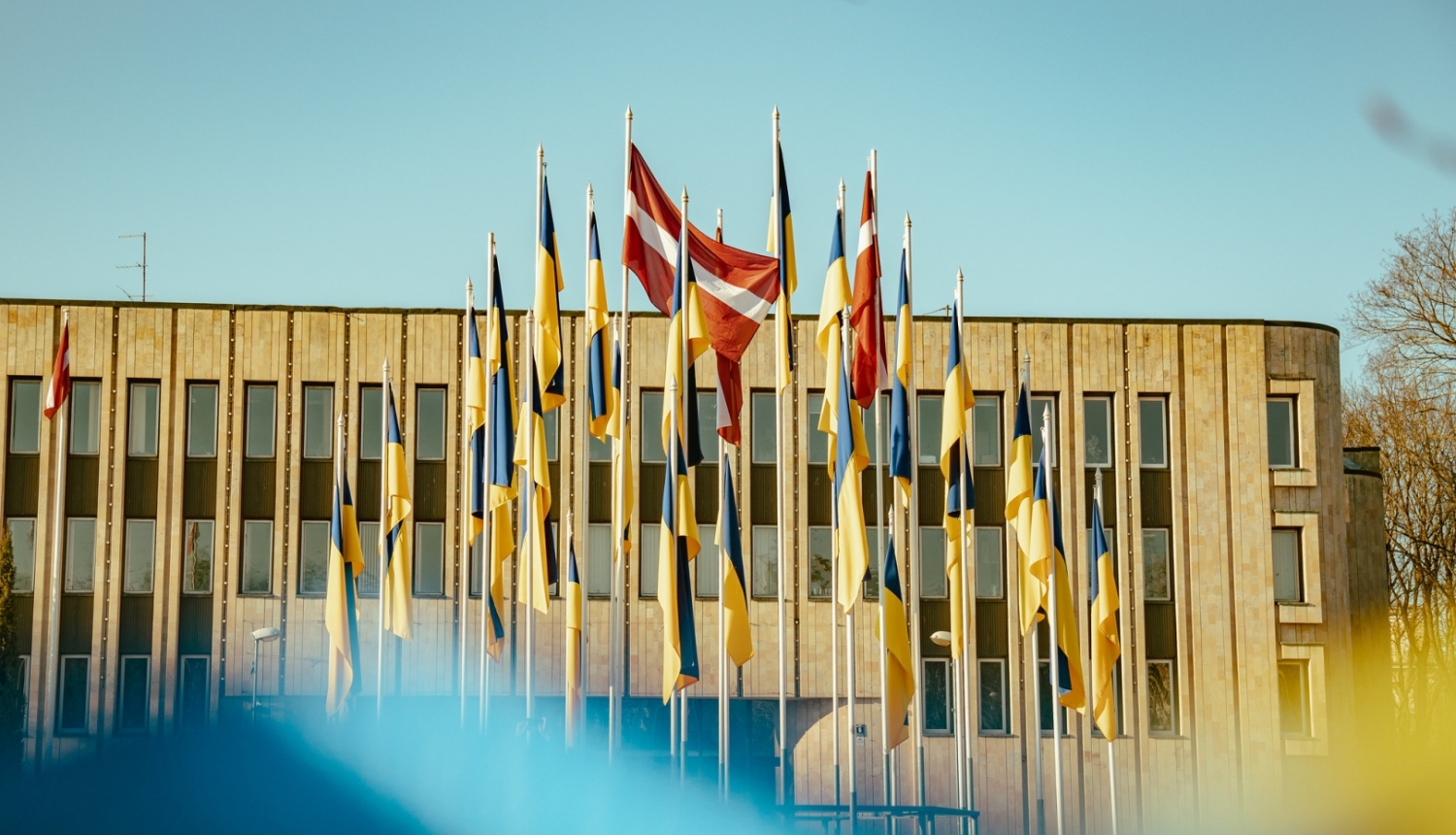 Ukrainas karogi pie Kongresu nama