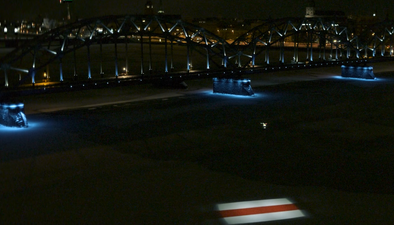 Izgaismots Baltkrievijas karogs uz Daugavas