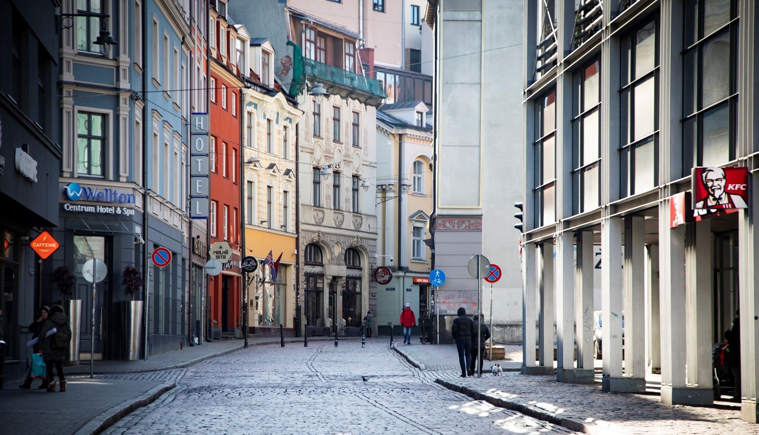 Vecrīgas iela pa kuru pārvietojas cilvēki