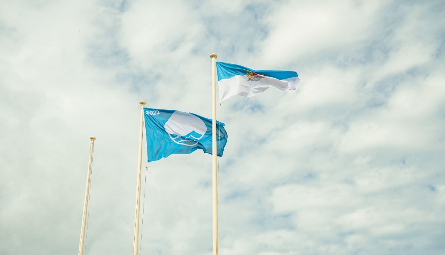 Zilais karogs Vecāķu pludmalē