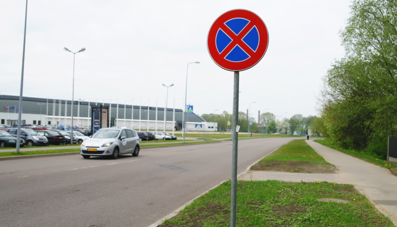 Ceļa zīme apstāties aizliegts