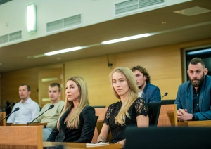 Cilvēki sēž sēžu zālē