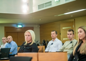 Cilvēki sēž sēžu zālē