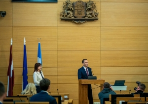 Rīgas priekšsēdētājs M.Staķis saka uzrunu