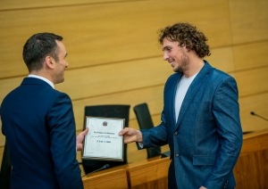 Rīgas priekšsēdētājs M.Staķis pasniedz apbalvojumu