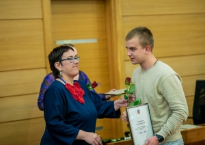 Rīgas domes Izglītības, kultūras un sporta komitejas priekšsēdētāja Iveta Ratinīka sveic sportistu