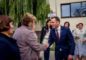 Mārtiņš Staķis sveic izglītības iestāžu darbiniekus