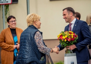 Mārtiņš Staķis sveic  skolas direktori