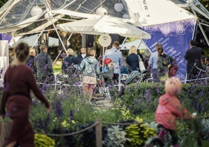 1.diskusija ciklā “Apkaimju sarunas ar Rīgas mēru” 17. augustā Ziedoņdārzā