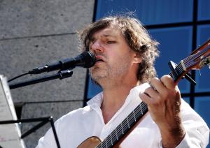 Cilvēks spēlē ģitāru