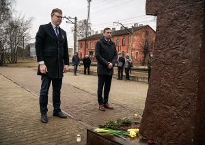  Rīgas domes priekšsēdētājs Mārtiņš Staķis un vicemērs Vilnis Ķirsis noliek ziedus pie Šķirotavas stacijas