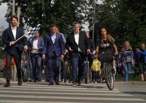 Cilvēki iet pāri ielai