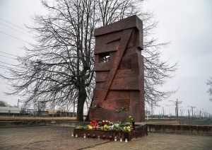 Ziedus pie Šķirotavas stacijas piemiņas zīmes