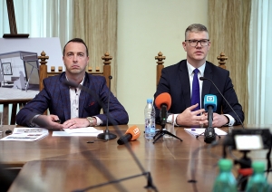 Pilsētvides dizaina pārvaldes vadītājs  Valdis Dombrovskis un Rīgas domes priekšsēdētāja vietnieks Vilni Ķirsis