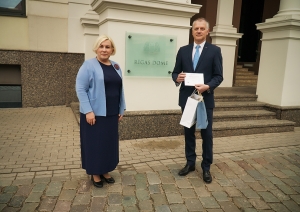 Balvu un atzinības rakstu O. Pulkam pie Rātsnama pasniedza Latvijas Sieviešu nevalstisko organizāciju sadarbības tīkla vadītāja Ineta Ielīte, ievērojot epidemioloģiskās drošības prasības.