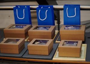 Uz galda saliktas nelielas dāvaniņas