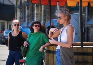 Rīgas domes Pilsētas attīstības komitejas deputāti, departamentu speciālisti un nevalstisko organizāciju pārstāvji 17.06.2021. apmeklēja vienu no potenciālajiem Rīgas radošajiem maršrutiem Matīsa tirgus - Tallinas ielas kvartāls - Lielie kapi