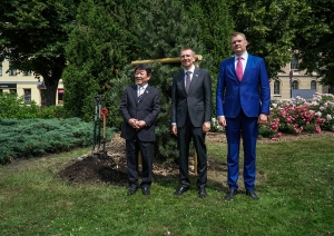 Japānas ārlietu ministrs Tošimicu Motegi, Rīgas domes priekšsēdētāja pienākumu izpildītāju Edvards Smiltēns un Latvijas ārlietu ministru Edgars Rinkēvičs