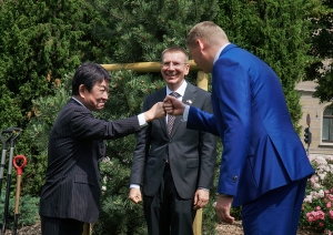 Japānas ārlietu ministrs Tošimicu Motegi, Rīgas domes priekšsēdētāja pienākumu izpildītāju Edvards Smiltēns un Latvijas ārlietu ministru Edgars Rinkēvičs