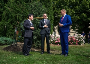 Japānas ārlietu ministrs Tošimicu Motegi, Rīgas domes priekšsēdētāja pienākumu izpildītāju Edvards Smiltēns un Latvijas ārlietu ministru Edgars Rinkēvičs