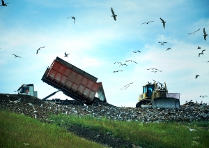 Atkritumu poligons un traktors