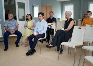 Cilvēki sēž uz krēsliem