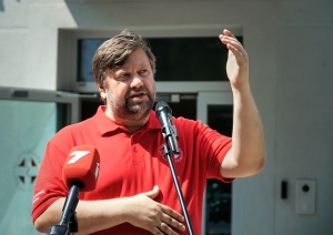 Cilvēks saka uzrunu