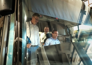 Cilvēki sēž pie sabiedriskā transporta stūres