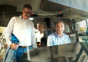 Cilvēki sēž pie sabiedriskā transporta stūres