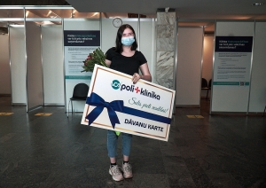 Sieviete saņēmusi balvu