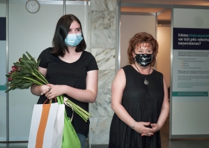 Sievietes ar ziediem