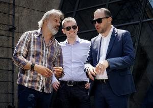 Cilvēki atklāj pasākumu