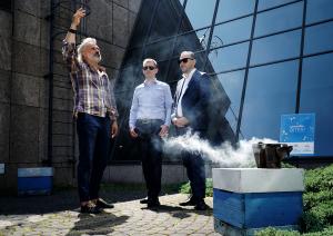 Cilvēki atklāj pasākumu