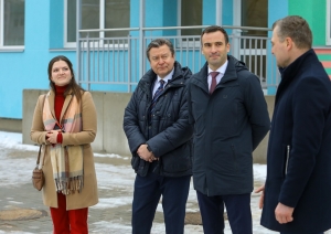 Rīgas domes pārstāvji apskata bērnudārza telpas