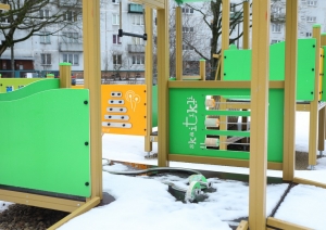 Rīgas domes pārstāvji apskata bērnudārza telpas