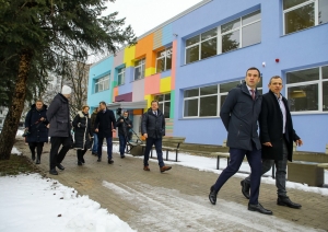 Rīgas domes pārstāvji apskata bērnudārza telpas