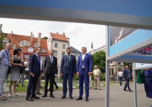 Rīgas domes priekšsēdētāja vietnieks Edvards Smiltēns un pilnvarotais Kazahstānas Republikas vēstnieks Latvijā Timurs Primbetovs Līvu laukumā atklāj fotoizstādi par Kazahstānas galvaspilsētu Nursultanu