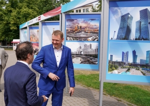 Rīgas domes priekšsēdētāja vietnieks Edvards Smiltēns un pilnvarotais Kazahstānas Republikas vēstnieks Latvijā Timurs Primbetovs Līvu laukumā atklāj fotoizstādi par Kazahstānas galvaspilsētu Nursultanu