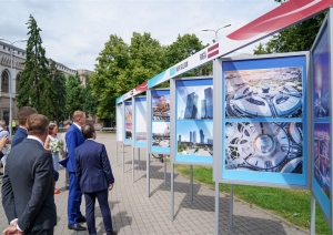 Rīgas domes priekšsēdētāja vietnieks Edvards Smiltēns un pilnvarotais Kazahstānas Republikas vēstnieks Latvijā Timurs Primbetovs Līvu laukumā atklāj fotoizstādi par Kazahstānas galvaspilsētu Nursultanu